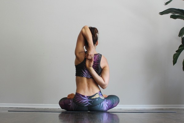 牛面式 Gomukhasana Arms