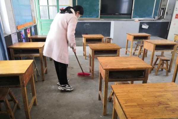 在教室里打扫卫生 生活 第1张