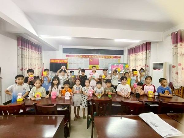 孩子们开心地展示彩绘成果。