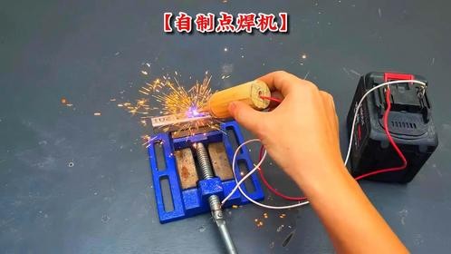 男子竟用木棍等材料打造出一款小巧便携的点焊机，简直太牛了！