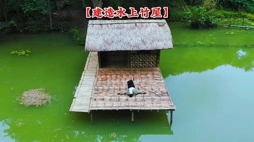 女孩独自1人在鱼塘中搭建出一座立于水面的竹屋，这手艺太棒了！