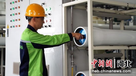 工作人员正在检查膜处理空间的垃圾渗滤液处理设备。 作者 卢铭