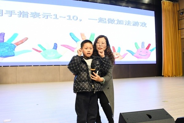 老师与孩子的互动.JPG