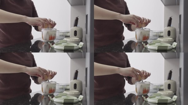 亚洲母亲在家为宝宝制作辅食；亚洲家庭生活方式