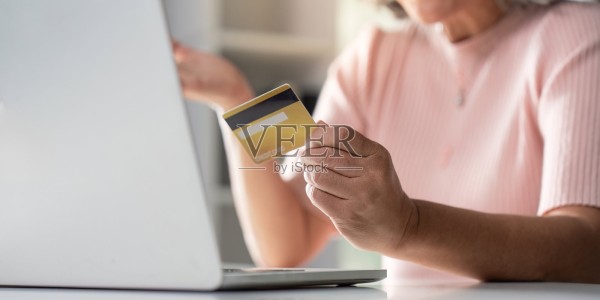 老年人在家中享受信用卡在线购物的数字便利生活方式照片摄影图片