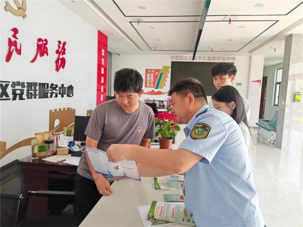 与执法人员一同进社区开展普法活动。