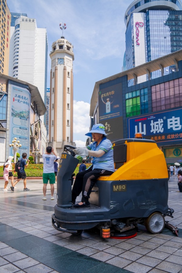 环卫工人驾驶智能清扫设备作业。重庆市城市管理局供图