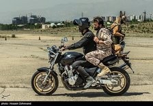 伊朗民兵背军犬搭乘摩托车作战