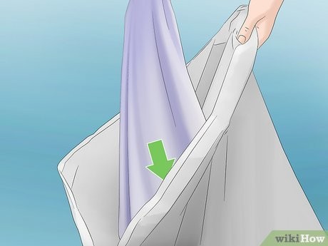 Step 4 将衣服放到干洗袋中,然后把干洗毯也放到袋子里。