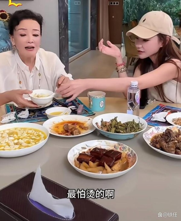 张兰汪小菲一家齐聚吃饭聊天网友点赞