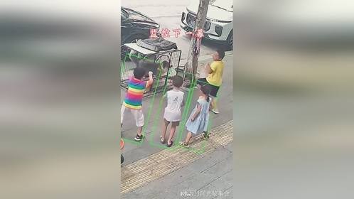 好担心狗狗会冲出来。