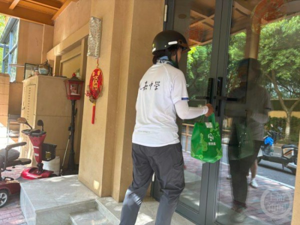 重庆18岁准大学生每天送外卖10小时 体验生活不易