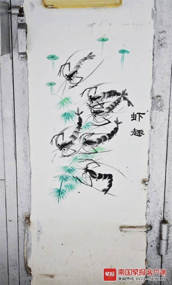 ▲杂物房墙体的山水画、写意画、书法等作品。
