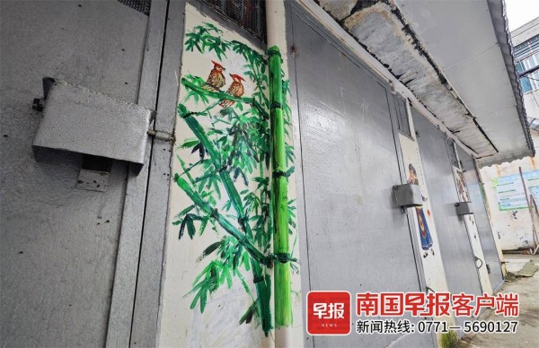 ▲一杂物房门口的管道画成竹干,融入到画作中,呈现出立体效果。