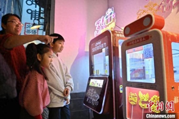 2月18日,长春这有山商场,人们在AI糖画机前排队等待。(资料图) 中新社记者 张瑶 摄