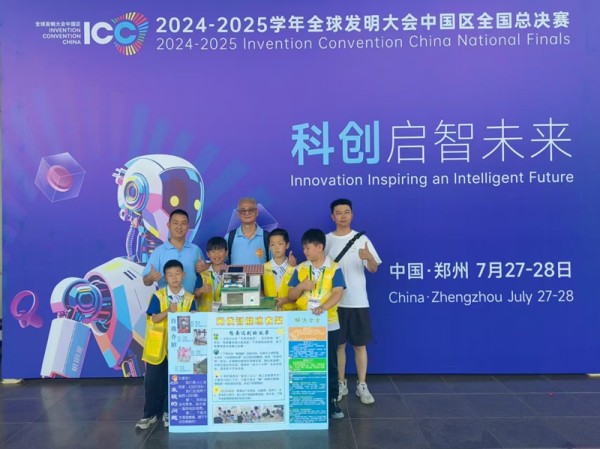 参赛学生合影。