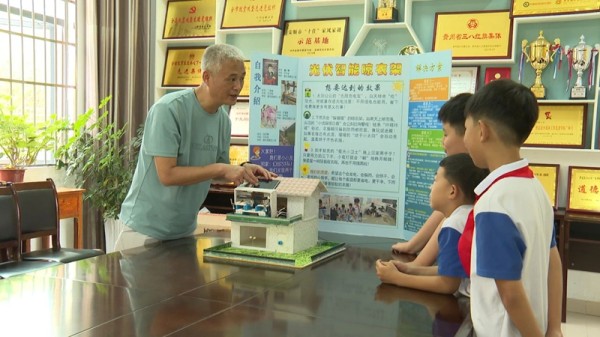 刚从全球发明大会中国区全国总决赛回来的小选手们，正兴致勃勃地和指导老师分享赛事经历。