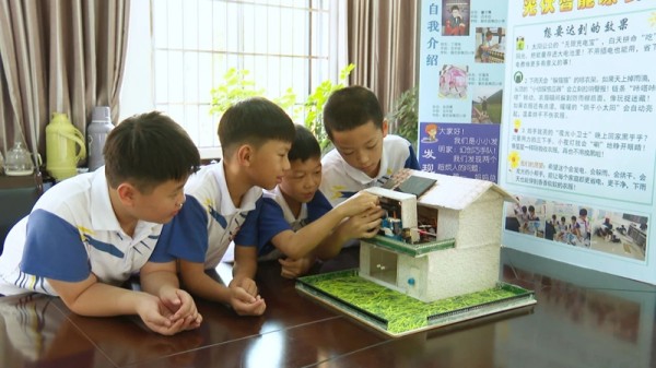 学生正在研究团队的参赛作品。