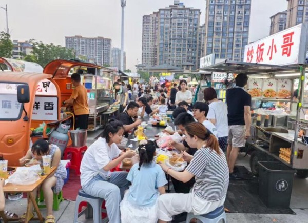 天長市吾悅廣場茉莉市集。曹家龍 攝