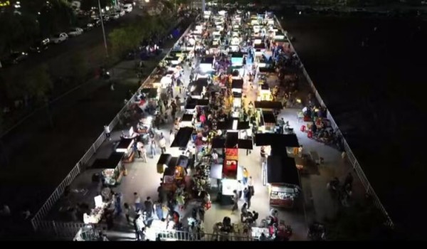 天長市健康公園臨時攤點群夜市。曹家龍 攝
