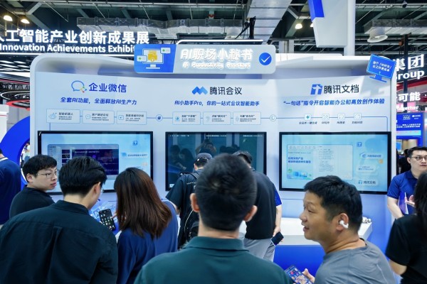 一群人正在听演讲AI 生成的内容可能不正确。