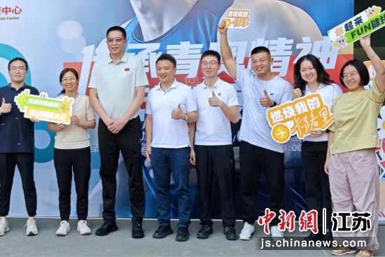 活动中，江苏省篮球协会副主席胡卫东(左三)、2025世界运动会女子泰拳60公斤级冠军韩鑫及南京跑团代表们分享科学运动如何促进健康生活。中新网记者 泱波 摄
