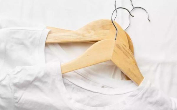 生活小知识：如何用冰块去除衣服的皱纹
