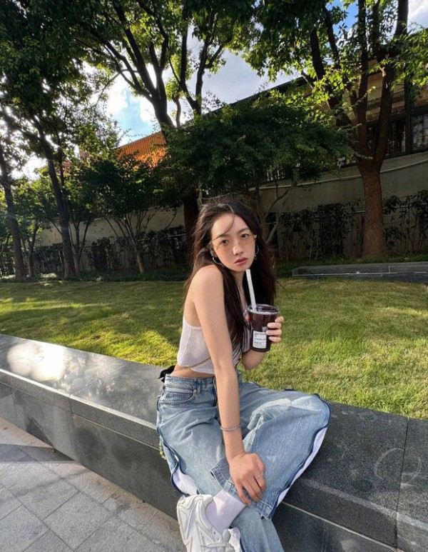 搜狐娱乐讯 28日，宋茜在社交平台上更新生活美照，并配文称：“就是有一天阳光明媚想出去走走，来杯我爱的薄荷咖啡开启一天的牙膏味儿～不是不是，开启一天的清爽！”