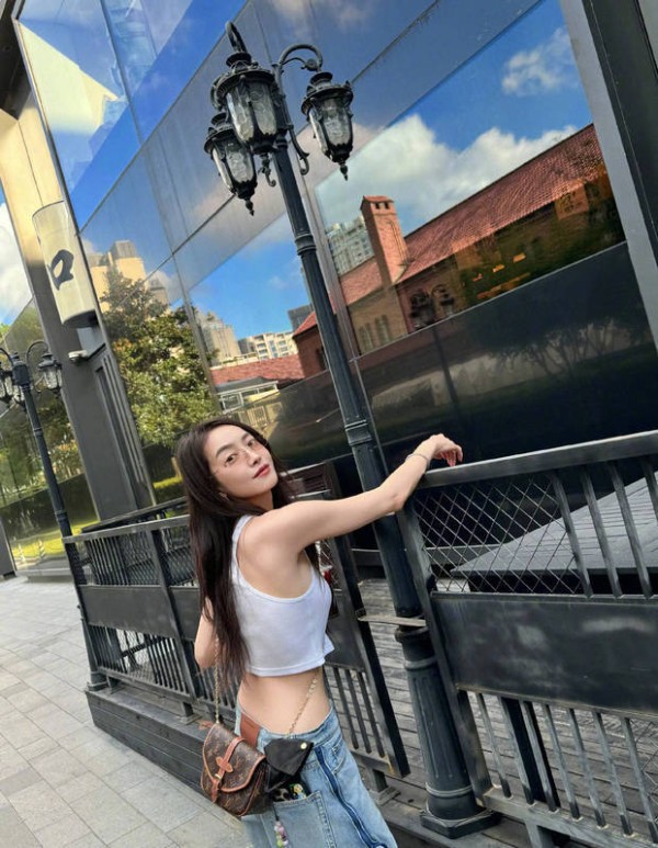 宋茜在街头拍美照，状态在线。