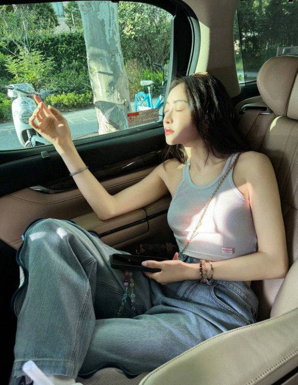 宋茜坐在车内休息，侧颜精致，十分养眼。