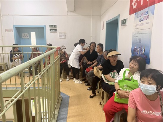 从养老院床边问诊到社区健康课堂 沈阳皇姑区把医疗服务“搬”到家门口_fororder_马静养老1