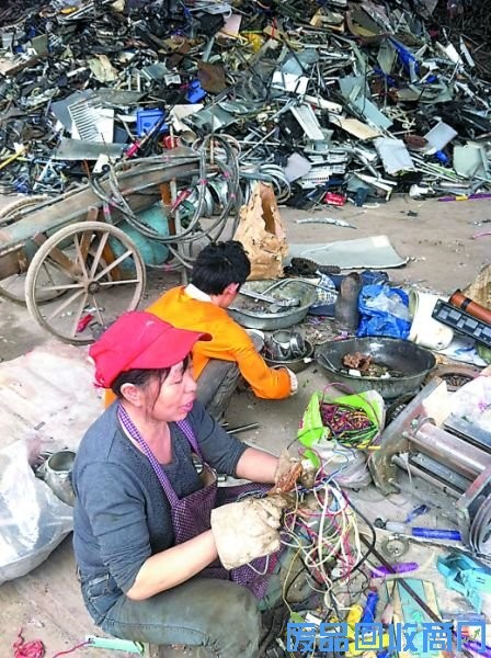 废品收购站正在拆解废铜