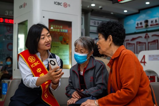 图为工行沧州车站支行客户经理指导老年客户使用工行手机银行“幸福生活版”。 陈春雷 摄