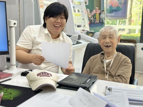 图为工行廊坊燕郊支行为老年客户提供贴心的金融服务。 张祎竹 摄