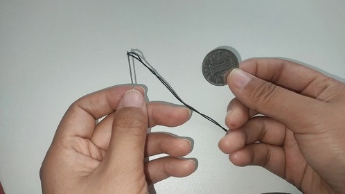 原来用一枚硬币，穿针引线这么简单，一秒穿过，老奶奶也可以