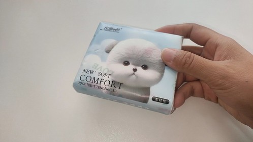 抽纸上面隐藏了一个小机关，轻轻一弄一秒打开，太方便了