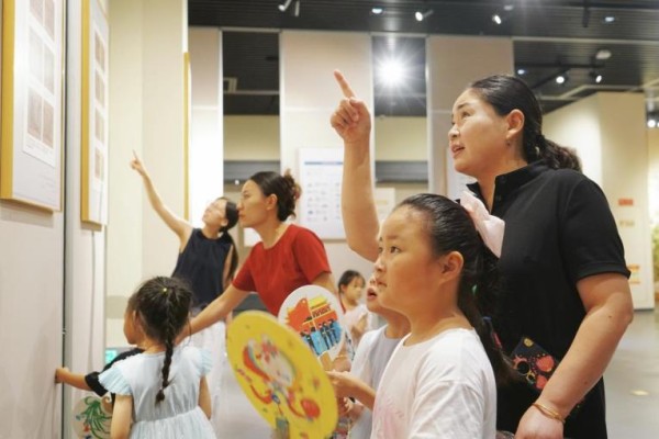 參觀“烽火畫卷——宣傳畫中的安徽抗戰記憶”主題圖片展。