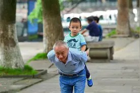疼爱不溺爱,聪明父母的6个育儿方法,轻松拉近亲子关系图片