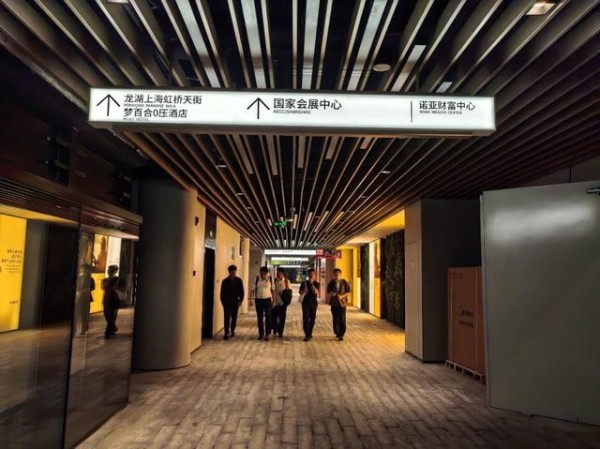 8月19日中午,地下通道诺亚财富中心段从公司步行至虹桥枢纽出发的员工。本文照片均为赵忞 拍摄