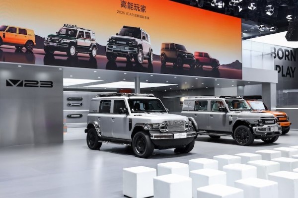 iCAR V23改装家族登陆成都车展 赛博版首秀亮相
