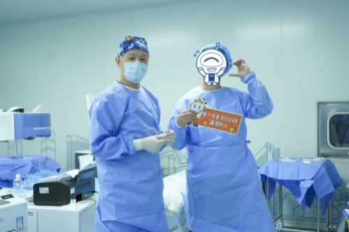 广州眼科近视手术医院哪家最好？广州爱尔眼科医院王铮教授、熊露主任完成新一代全飞CLEAR