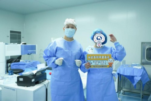 广州眼科近视手术医院哪家最好？广州爱尔眼科医院王铮教授、熊露主任完成新一代全飞CLEAR
