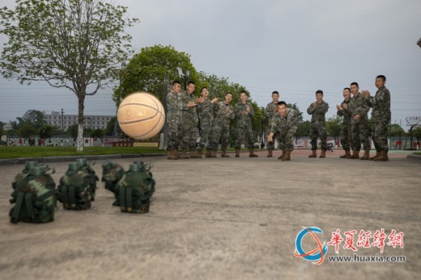 3、武警官兵在游戏中消除身心疲惫。农文尖 摄_副本