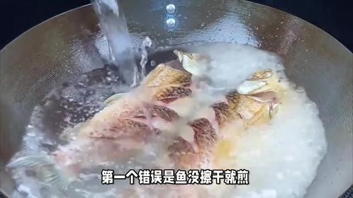 秋冬喝它超暖身！教你炖鲫鱼，汤白肉嫩还不腥