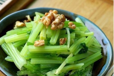健康的核桃炝芹菜