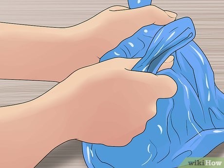 Step 3 把呕吐物扔掉。