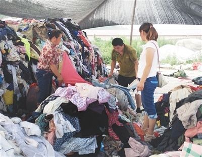 集散地内，不断有“顾客”挑拣衣物，准备购买。