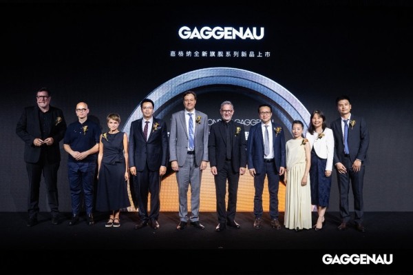 人们站在一起合影的一群人AI 生成的内容可能不正确。