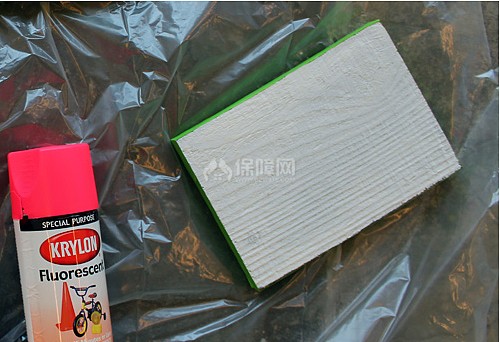 家居DIY：利用废弃木板自制复古手机支架