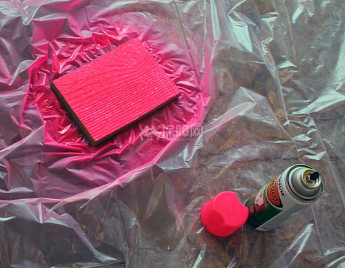 家居DIY：利用废弃木板自制复古手机支架